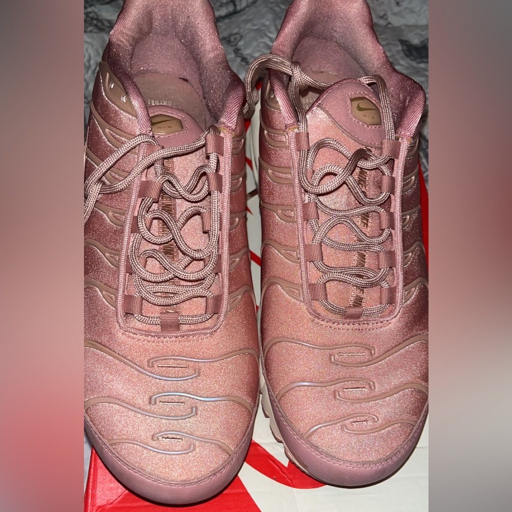Pink Nike air max plus